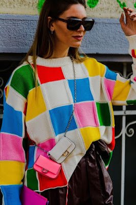 Nos próximos meses, a Moda Dopamina deve ter espaço garantido no guarda-roupa das fashionistas. A ideia é apostar no mix de cores, como estampas ou até em uma só cor , da cabeça aos pés. Use a criatividade e não tenha medo de experimentar.