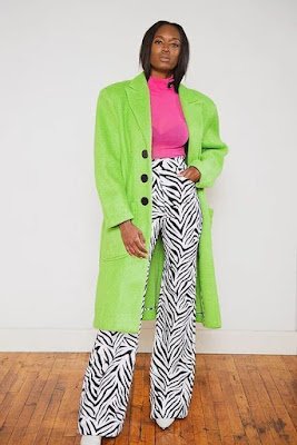 Nos próximos meses, a Moda Dopamina deve ter espaço garantido no guarda-roupa das fashionistas. A ideia é apostar no mix de cores, como estampas ou até em uma só cor , da cabeça aos pés. Use a criatividade e não tenha medo de experimentar.