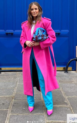 Nos próximos meses, a Moda Dopamina deve ter espaço garantido no guarda-roupa das fashionistas. A ideia é apostar no mix de cores, como estampas ou até em uma só cor , da cabeça aos pés. Use a criatividade e não tenha medo de experimentar.