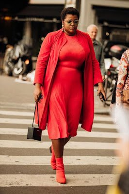 quando o assunto são os  calçados, impulsionada pela moda dopamina, parece que as botas coloridas vieram para ficar.