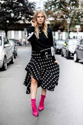 quando o assunto são os  calçados, impulsionada pela moda dopamina, parece que as botas coloridas vieram para ficar.