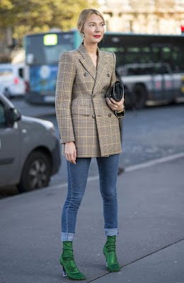 quando o assunto são os  calçados, impulsionada pela moda dopamina, parece que as botas coloridas vieram para ficar.