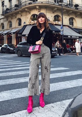 quando o assunto são os  calçados, impulsionada pela moda dopamina, parece que as botas coloridas vieram para ficar.