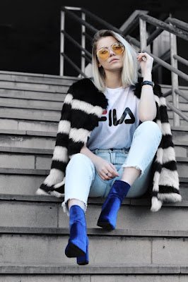 quando o assunto são os  calçados, impulsionada pela moda dopamina, parece que as botas coloridas vieram para ficar.