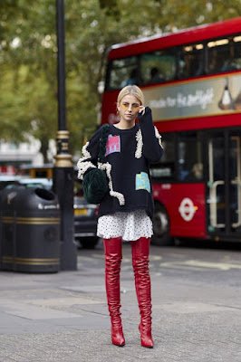 quando o assunto são os  calçados, impulsionada pela moda dopamina, parece que as botas coloridas vieram para ficar.