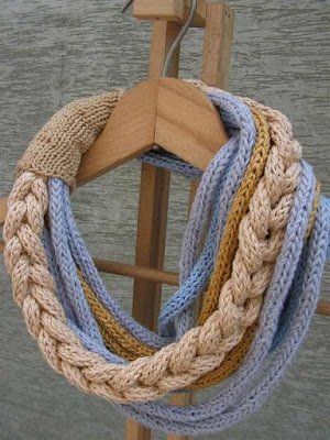 Muito usado para decorar quartos infantis, o tricotin pode formar palavras e desenhos em diversas cores e formas. Conhecido também como i-cord ou rabo de gato, é marcado por um formato tubular.