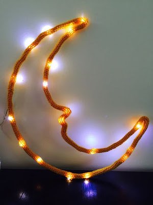 Muito usado para decorar quartos infantis, o tricotin pode formar palavras e desenhos em diversas cores e formas. Conhecido também como i-cord ou rabo de gato, é marcado por um formato tubular.