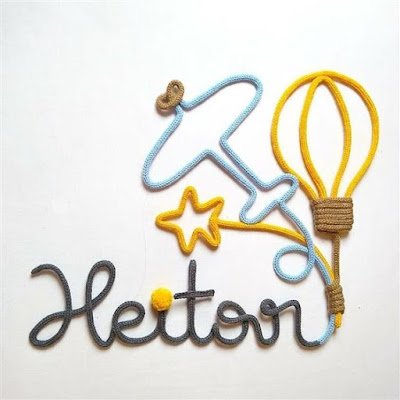 Muito usado para decorar quartos infantis, o tricotin pode formar palavras e desenhos em diversas cores e formas. Conhecido também como i-cord ou rabo de gato, é marcado por um formato tubular.