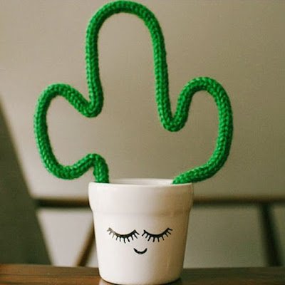 Muito usado para decorar quartos infantis, o tricotin pode formar palavras e desenhos em diversas cores e formas. Conhecido também como i-cord ou rabo de gato, é marcado por um formato tubular.