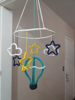 Muito usado para decorar quartos infantis, o tricotin pode formar palavras e desenhos em diversas cores e formas. Conhecido também como i-cord ou rabo de gato, é marcado por um formato tubular.