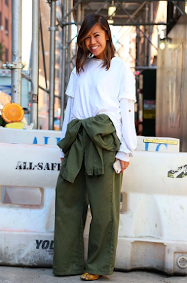 O macacão ou jardineira deixa o look moderno e estiloso, aproveitando todas as peças do seu guarda-roupas. Para atualizar ainda mais a peça, deixe a barra dobradinha. Um truque simples que faz toda a diferença no look.