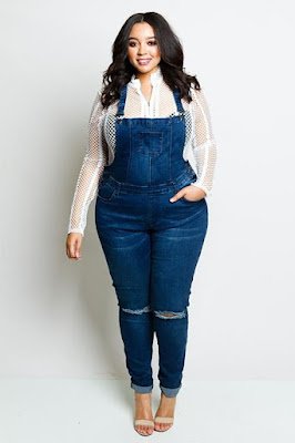 O macacão ou jardineira deixa o look moderno e estiloso, aproveitando todas as peças do seu guarda-roupas. Para atualizar ainda mais a peça, deixe a barra dobradinha. Um truque simples que faz toda a diferença no look.