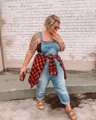 O macacão ou jardineira deixa o look moderno e estiloso, aproveitando todas as peças do seu guarda-roupas. Para atualizar ainda mais a peça, deixe a barra dobradinha. Um truque simples que faz toda a diferença no look.