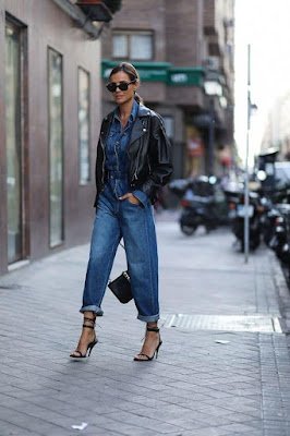 O macacão ou jardineira deixa o look moderno e estiloso, aproveitando todas as peças do seu guarda-roupas. Para atualizar ainda mais a peça, deixe a barra dobradinha. Um truque simples que faz toda a diferença no look.