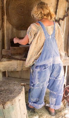 O macacão ou jardineira deixa o look moderno e estiloso, aproveitando todas as peças do seu guarda-roupas. Para atualizar ainda mais a peça, deixe a barra dobradinha. Um truque simples que faz toda a diferença no look.