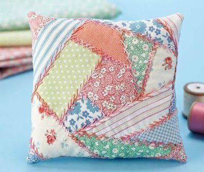 Patchwork é uma técnica na qual retalhos de tecidos diferentes são unidos formando-se composições diversas para a produção e aplicação em colchas, panos de copa, almofadas, tapetes e em vários objetos.