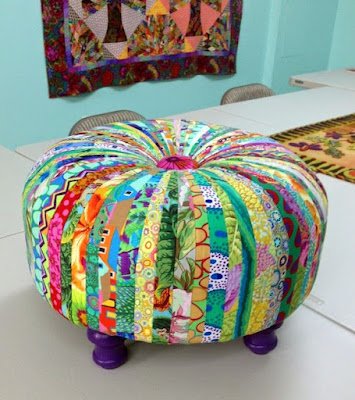 Patchwork é uma técnica na qual retalhos de tecidos diferentes são unidos formando-se composições diversas para a produção e aplicação em colchas, panos de copa, almofadas, tapetes e em vários objetos.