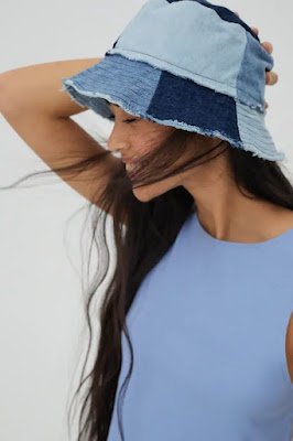 Patchwork é uma técnica na qual retalhos de tecidos diferentes são unidos formando-se composições diversas para a produção e aplicação em colchas, panos de copa, almofadas, tapetes e em vários objetos.