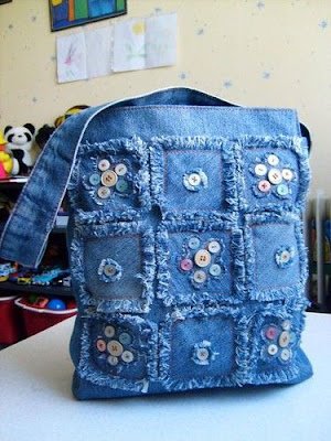 Patchwork é uma técnica na qual retalhos de tecidos diferentes são unidos formando-se composições diversas para a produção e aplicação em colchas, panos de copa, almofadas, tapetes e em vários objetos.