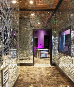 Revestir as paredes  com pedaços de espelho