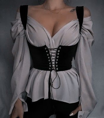 Do inverno ao verão, a clássica e atemporal camisa social feminina aparece em diversas composições e cada vez mais de formas inusitadas que não estamos acostumadas a pensar.