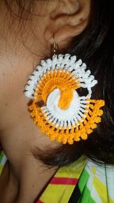 O crochê é bem conhecido pela sua versatilidade. Com ele é possível criar peças de todos tamanhos e para várias finalidades, inclusive para acessórios como bolsas, pulseiras, colares e também brincos.