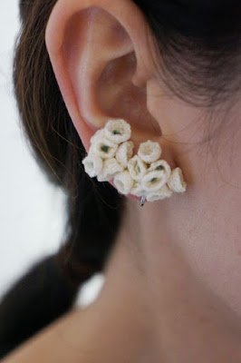 O crochê é bem conhecido pela sua versatilidade. Com ele é possível criar peças de todos tamanhos e para várias finalidades, inclusive para acessórios como bolsas, pulseiras, colares e também brincos.