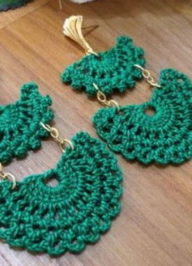 O crochê é bem conhecido pela sua versatilidade. Com ele é possível criar peças de todos tamanhos e para várias finalidades, inclusive para acessórios como bolsas, pulseiras, colares e também brincos.