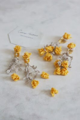 O crochê é bem conhecido pela sua versatilidade. Com ele é possível criar peças de todos tamanhos e para várias finalidades, inclusive para acessórios como bolsas, pulseiras, colares e também brincos.