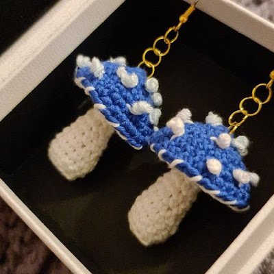 O crochê é bem conhecido pela sua versatilidade. Com ele é possível criar peças de todos tamanhos e para várias finalidades, inclusive para acessórios como bolsas, pulseiras, colares e também brincos.