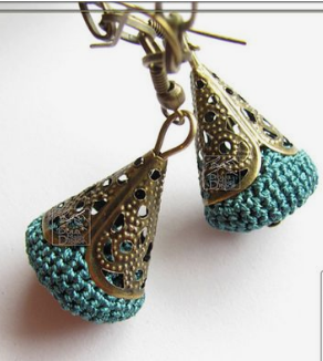 O crochê é bem conhecido pela sua versatilidade. Com ele é possível criar peças de todos tamanhos e para várias finalidades, inclusive para acessórios como bolsas, pulseiras, colares e também brincos.