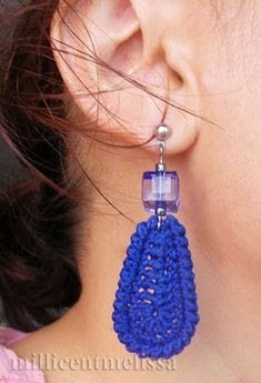 O crochê é bem conhecido pela sua versatilidade. Com ele é possível criar peças de todos tamanhos e para várias finalidades, inclusive para acessórios como bolsas, pulseiras, colares e também brincos.