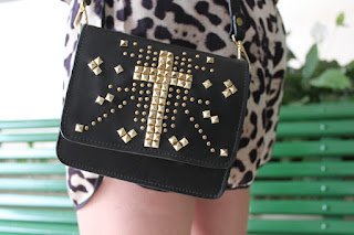 Customizar bolsas pode ser uma excelente opção para dar um novo estilo a esse acessório tão presente na vida de muitas mulheres. Além de repaginar o visual, você pode deixar o seu estilo estampado e fazer algo exclusivo, que ninguém mais tenha.