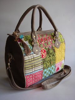 Customizar bolsas pode ser uma excelente opção para dar um novo estilo a esse acessório tão presente na vida de muitas mulheres. Além de repaginar o visual, você pode deixar o seu estilo estampado e fazer algo exclusivo, que ninguém mais tenha.