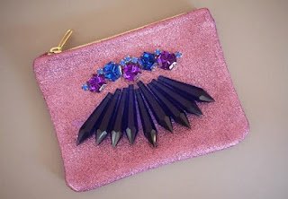 Customizar bolsas pode ser uma excelente opção para dar um novo estilo a esse acessório tão presente na vida de muitas mulheres.