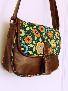 Customizar bolsas pode ser uma excelente opção para dar um novo estilo a esse acessório tão presente na vida de muitas mulheres. Além de repaginar o visual, você pode deixar o seu estilo estampado e fazer algo exclusivo, que ninguém mais tenha.