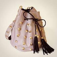 Customizar bolsas pode ser uma excelente opção para dar um novo estilo a esse acessório tão presente na vida de muitas mulheres. Além de repaginar o visual, você pode deixar o seu estilo estampado e fazer algo exclusivo, que ninguém mais tenha.