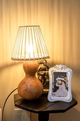 Uma boa iluminação faz bem ao ambiente e pode destacar um canto, uma parede, um vaso de plantas ou produtos de uma prateleira