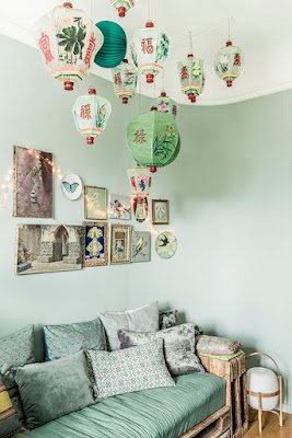 Uma boa iluminação faz bem ao ambiente e pode destacar um canto, uma parede, um vaso de plantas ou produtos de uma prateleira