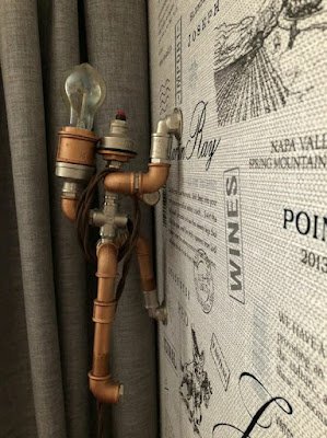 Uma boa iluminação faz bem ao ambiente e pode destacar um canto, uma parede, um vaso de plantas ou produtos de uma prateleira