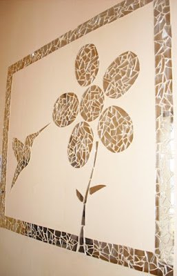 Utilize os cacos como pastilhas utilizadas em mosaicos compondo um quadro interessante para decorar as paredes de sua sala de estar, sala de jantar, escritório ou corredor. Basta escolher o desenho e em seguida preenchê-lo com os cacos.