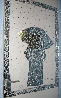 Utilize os cacos como pastilhas utilizadas em mosaicos compondo um quadro interessante para decorar as paredes de sua sala de estar, sala de jantar, escritório ou corredor. Basta escolher o desenho e em seguida preenchê-lo com os cacos.