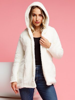 A modelagem do casaco teddy pode variar e isso torna a tendência ainda mais versátil, já que é possível encontrar modelagens que favorecem todos os gostos e biótipos.