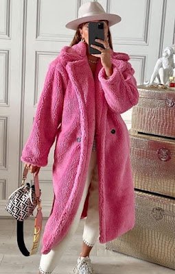 A modelagem do casaco teddy pode variar e isso torna a tendência ainda mais versátil, já que é possível encontrar modelagens que favorecem todos os gostos e biótipos.