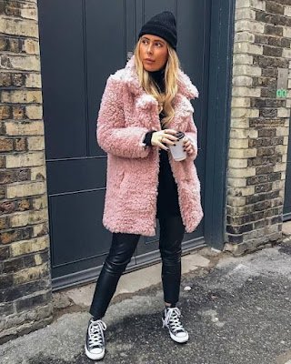 A modelagem do casaco teddy pode variar e isso torna a tendência ainda mais versátil, já que é possível encontrar modelagens que favorecem todos os gostos e biótipos.