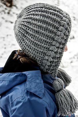 O inverno começou e chegou a hora de se jogar nos acessórios quentinhos que mudam qualquer look monótono. Para variar o look de todo dia, a dica é apostar nos cachecóis, lenços, óculos escuros e, claro, acessórios de cabeça.