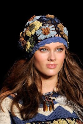 O inverno começou e chegou a hora de se jogar nos acessórios quentinhos que mudam qualquer look monótono. Para variar o look de todo dia, a dica é apostar nos cachecóis, lenços, óculos escuros e, claro, acessórios de cabeça.