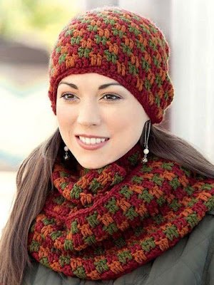 O inverno começou e chegou a hora de se jogar nos acessórios quentinhos que mudam qualquer look monótono. Para variar o look de todo dia, a dica é apostar nos cachecóis, lenços, óculos escuros e, claro, acessórios de cabeça.