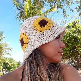 O inverno começou e chegou a hora de se jogar nos acessórios quentinhos que mudam qualquer look monótono. Para variar o look de todo dia, a dica é apostar nos cachecóis, lenços, óculos escuros e, claro, acessórios de cabeça.