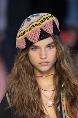 O inverno começou e chegou a hora de se jogar nos acessórios quentinhos que mudam qualquer look monótono. Para variar o look de todo dia, a dica é apostar nos cachecóis, lenços, óculos escuros e, claro, acessórios de cabeça.